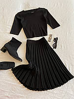 Жіночий трикотажний костюм із топом та спідницею плісе