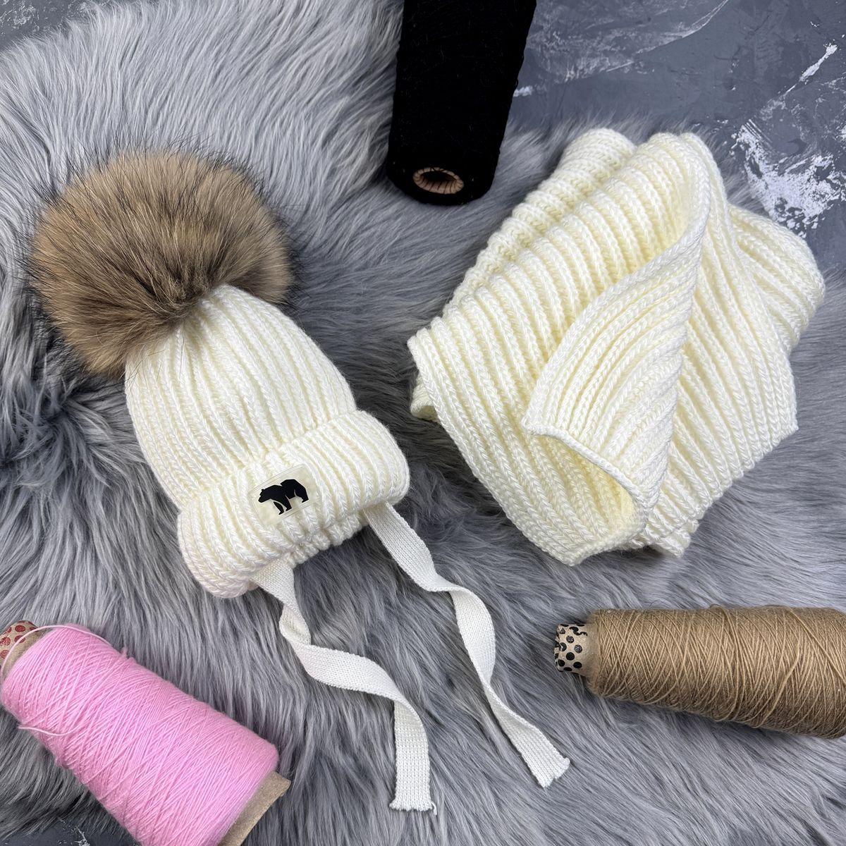 Зимовий дитячий комплект шапка та шарф в молочному кольорі Bewarm на зав'язках пампонами з натурального хутра