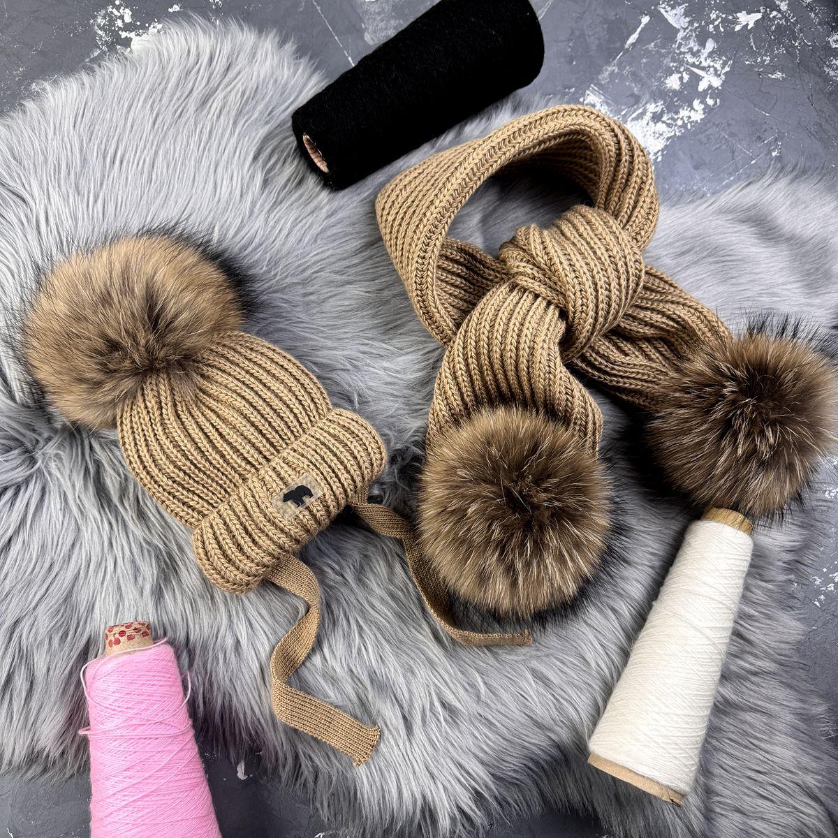 Зимовий дитячий комплект Bear : шапка та шарф в бежевому  кольорі Bewarm на зав'язках пампонами з натурального хутра