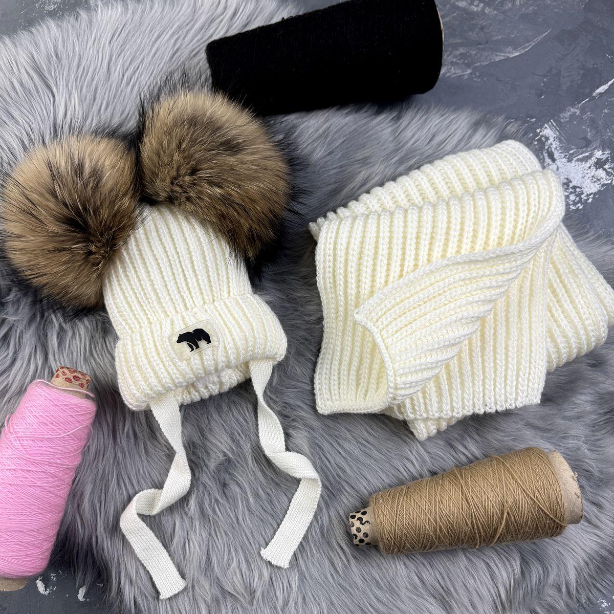 Зимовий дитячий комплект Bewarm : шапка та шарф в молочному кольорі на зав'язках пампонами з натурального хутра