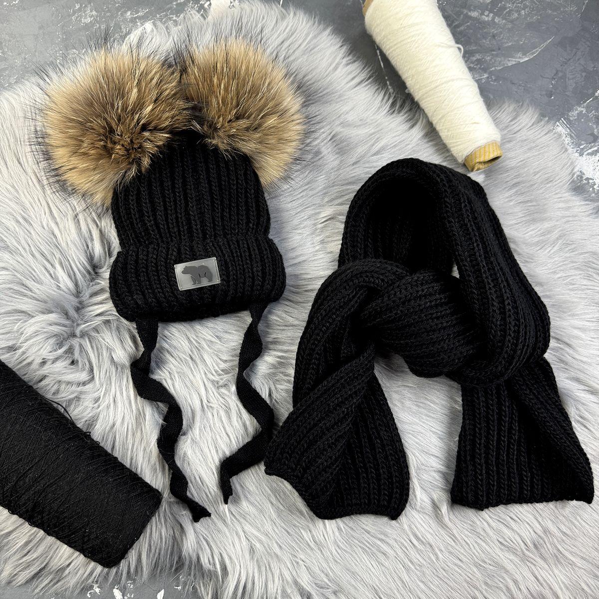 Зимовий дитячий комплект Bewarm : шапка та шарф в чорному кольорі на зав'язках пампонами з натурального хутра