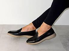 Лофери жіночі шкіряні комфортні чорні на бежевій підошві