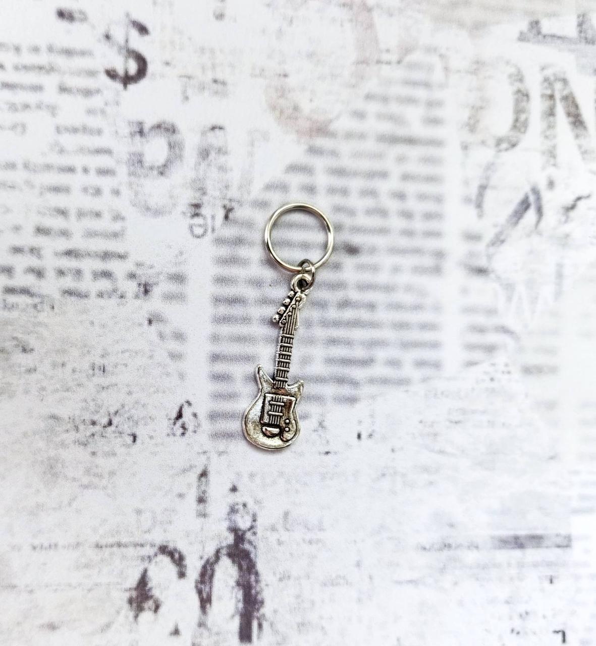 Пірсинг кільце з декором "Гітара" металева прикраса для афрокос аксесуари для зачісок дред, фото 1