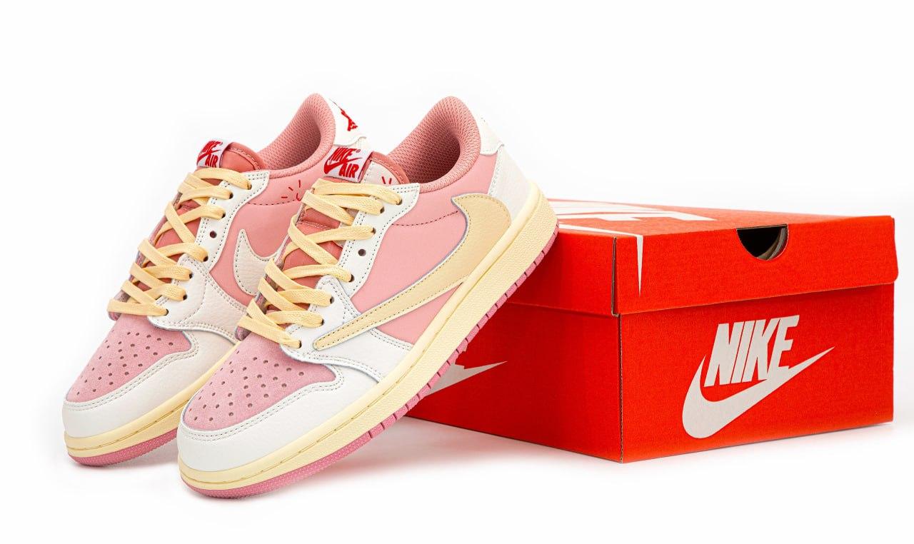 Рожеві жіночі кросівки Nike Air Jordan 1 Low x Travis Scott, фото 1