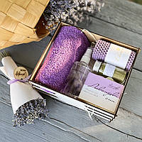 Набір для подарунку жінці з крафтовою продукцією ручної роботи.