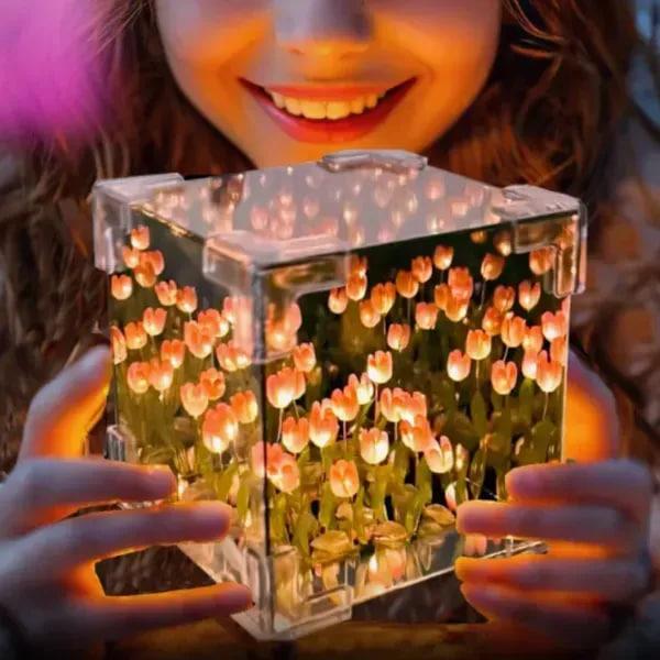 Настільна лампа безмежне дзеркало "Тюльпани в кубі" у зібраному вигляді LED night light cube, рожеві квіти