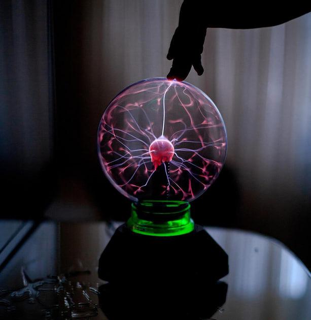 Декоративний світильник, плазмова куля Тесла, блискавичний дотик "Plasma Magic Light Flash BIG Ball" 10 см (чорний)