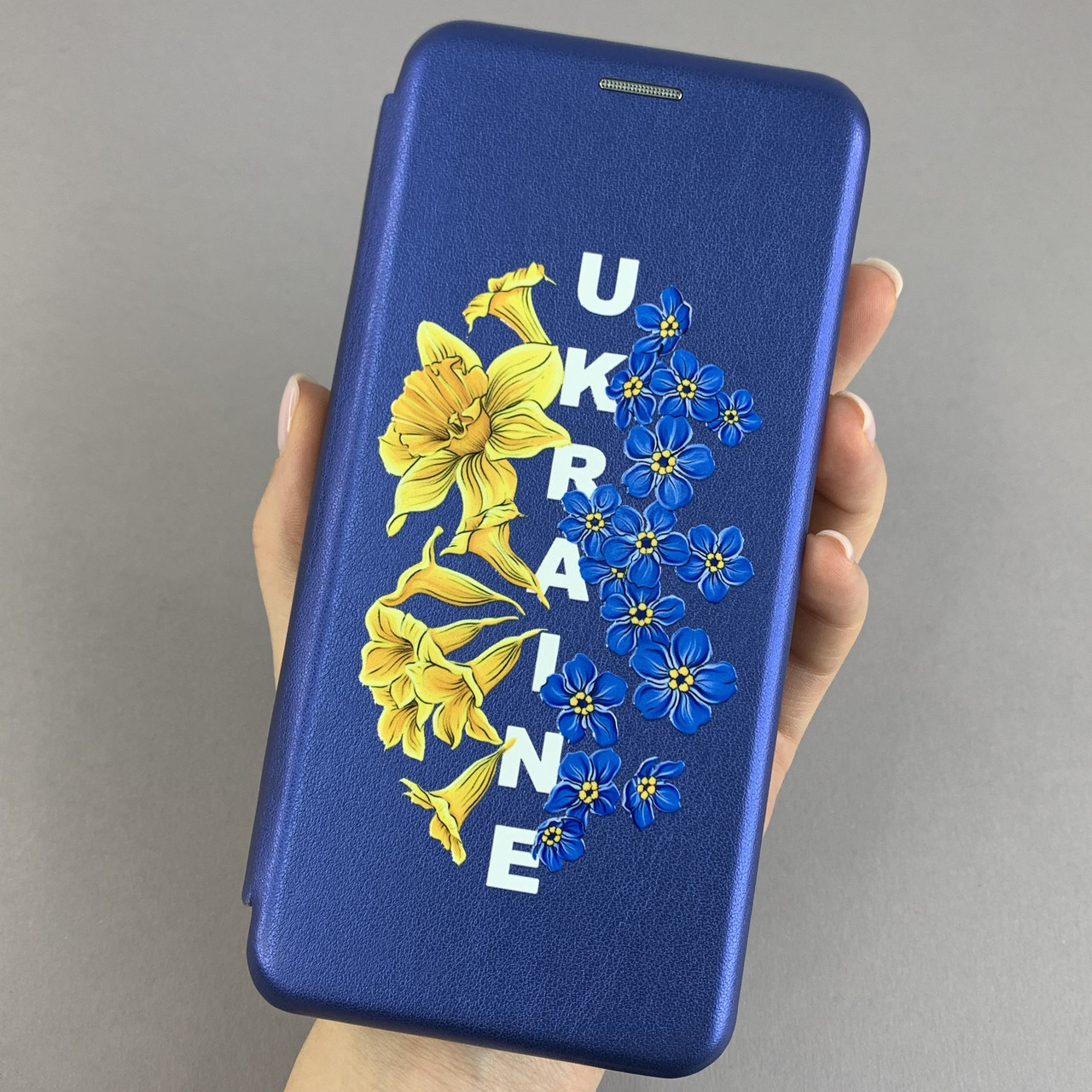 Чохол-книга для Motorola E15 синя з патріотичним принтом Україна з синьо-жовтими квітками q09p