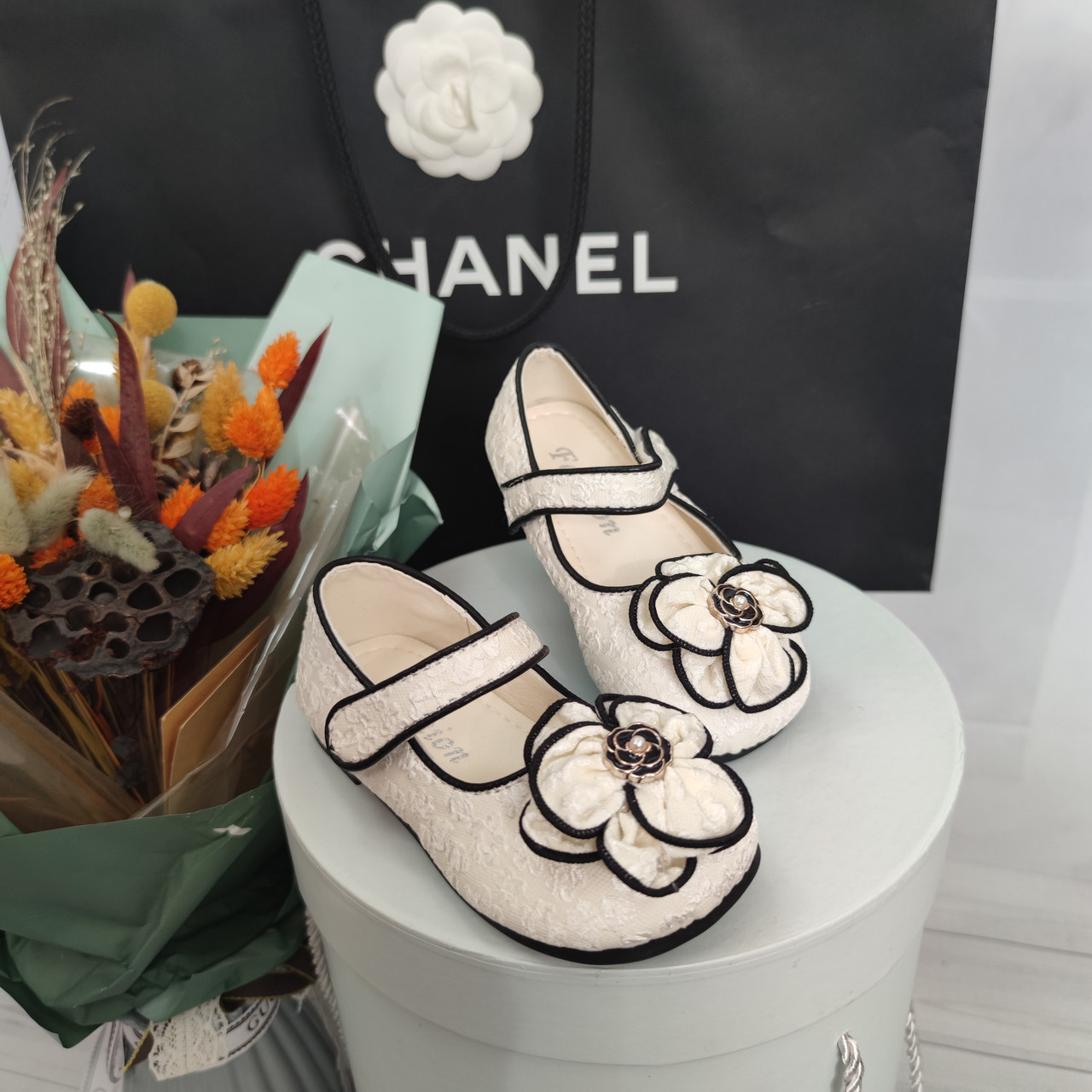 Святкові білі туфлі для дівчинки