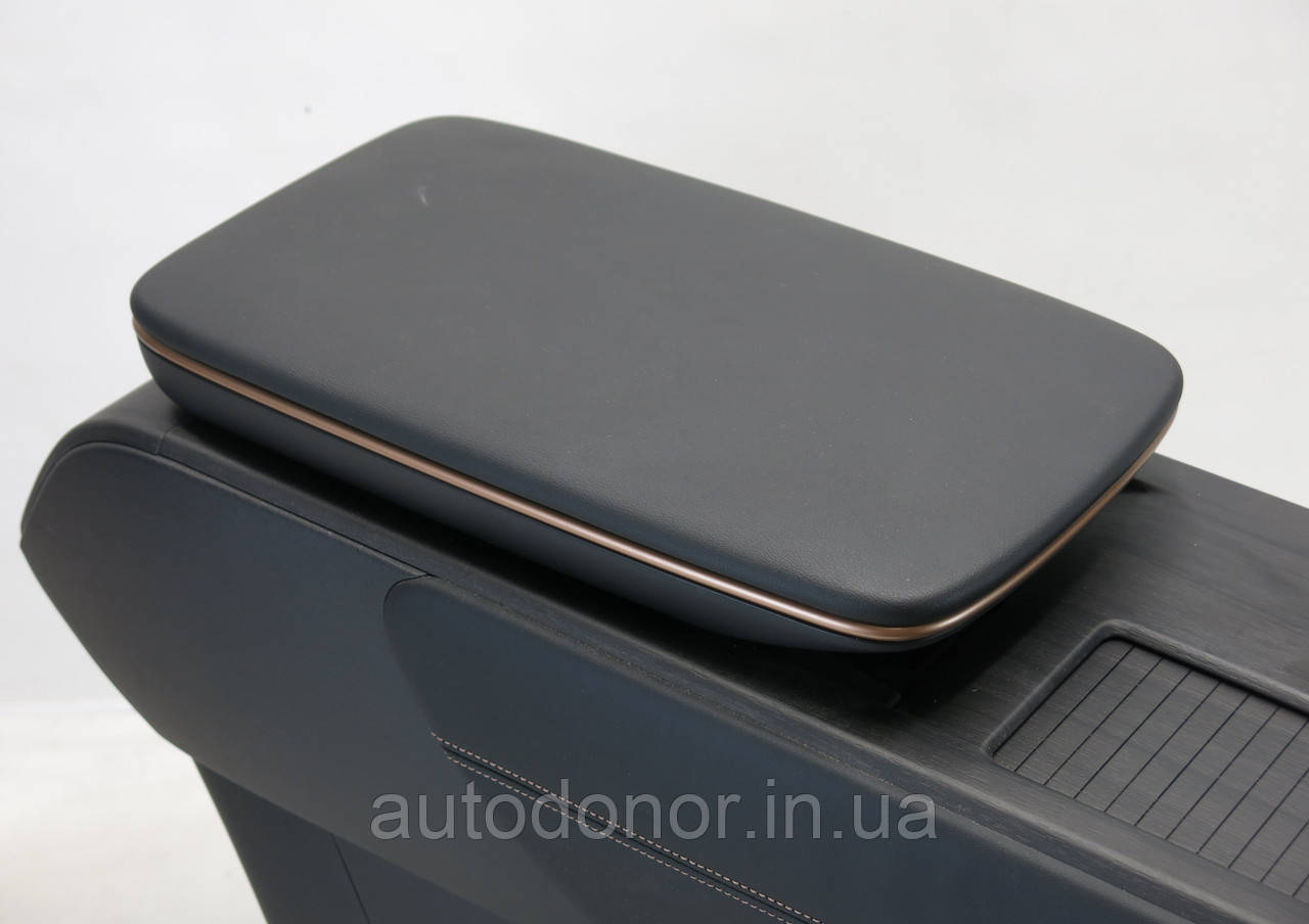 Кришка консолі / підлокотника чорна Nissan Ariya (22-) 96920-5MR1A