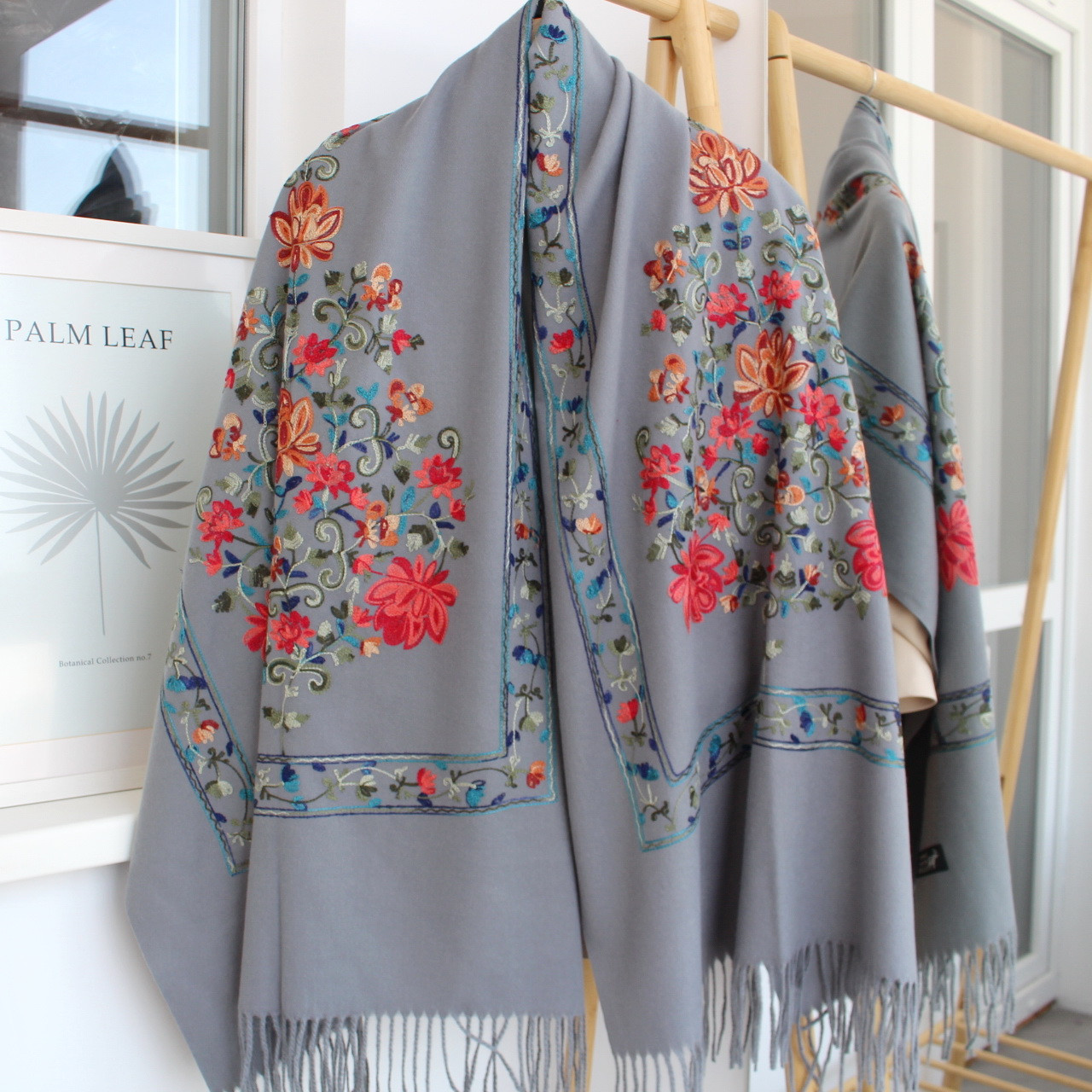 Кашеміровий шарф "Ваза квітів" сірий 135010, фото 1