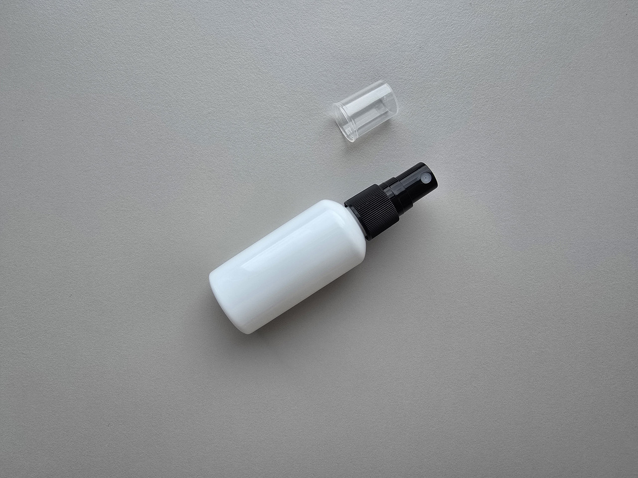 50 - 51 мл Круглий ПЕТ білий флакон з чорним розпилювачем спреєм 18/410 пластиковий, пластмасовий
