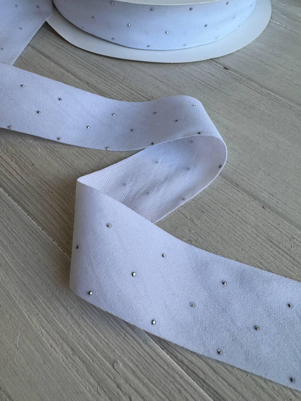 Стрічка оксамитова 2.5 см зі стразами, біла  45 метрів