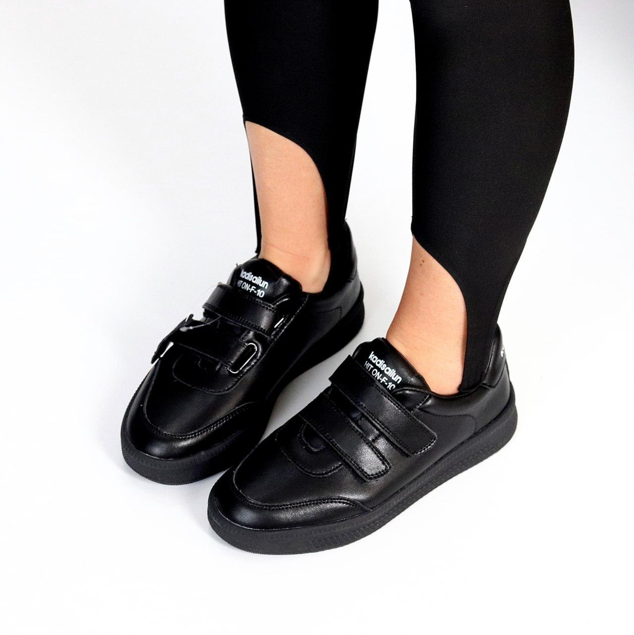 Шкіряні жіночі кеди на липучці модні зручні чорні натуральна шкіра