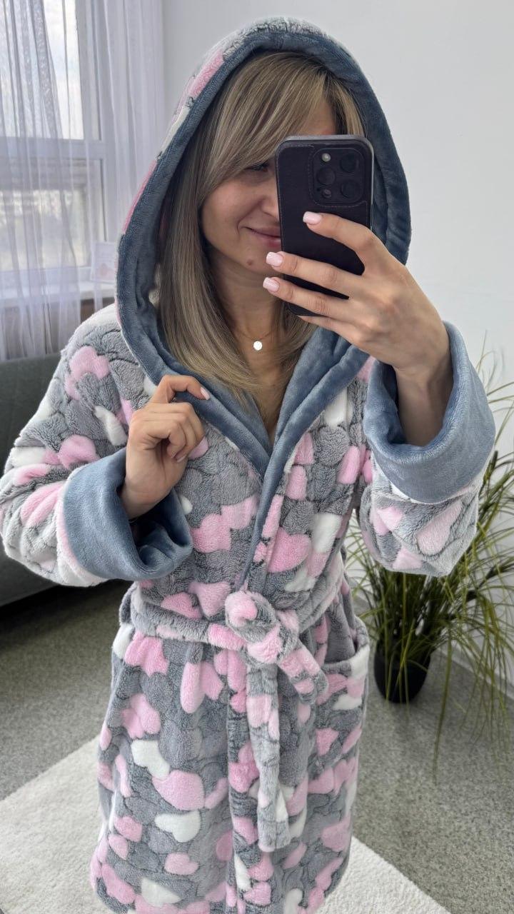 Жіночий короткий теплий махровий халат із сердечками та капюшоном, фото 1