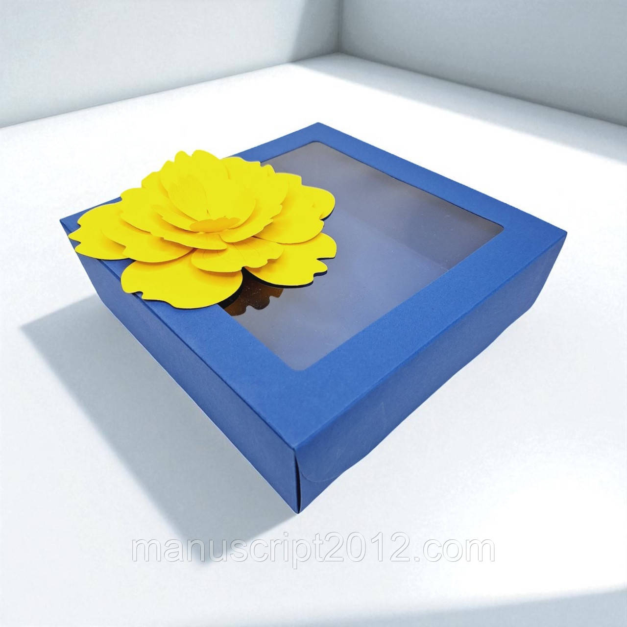 Коробка подарункова з вікном (200х200х65мм.) синя з жовтою квіткою
