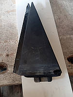 Куточок біля бічного скла задній правий Ніссан ріг