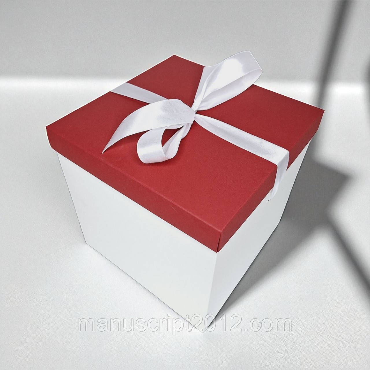 Коробка подарункова з бантом (220х220х220мм.) біло-бордова