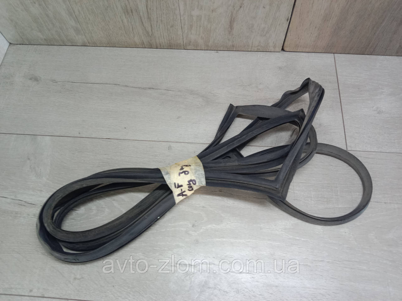 Ущільнювач скла кришки багажника Opel Astra F. Опель Астра Ф. Універсал., фото 1