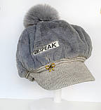 Жіноча елегантна хутряна шапка-бере з помпоном і козирком, фото 2