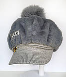 Жіноча елегантна хутряна шапка-бере з помпоном і козирком, фото 4