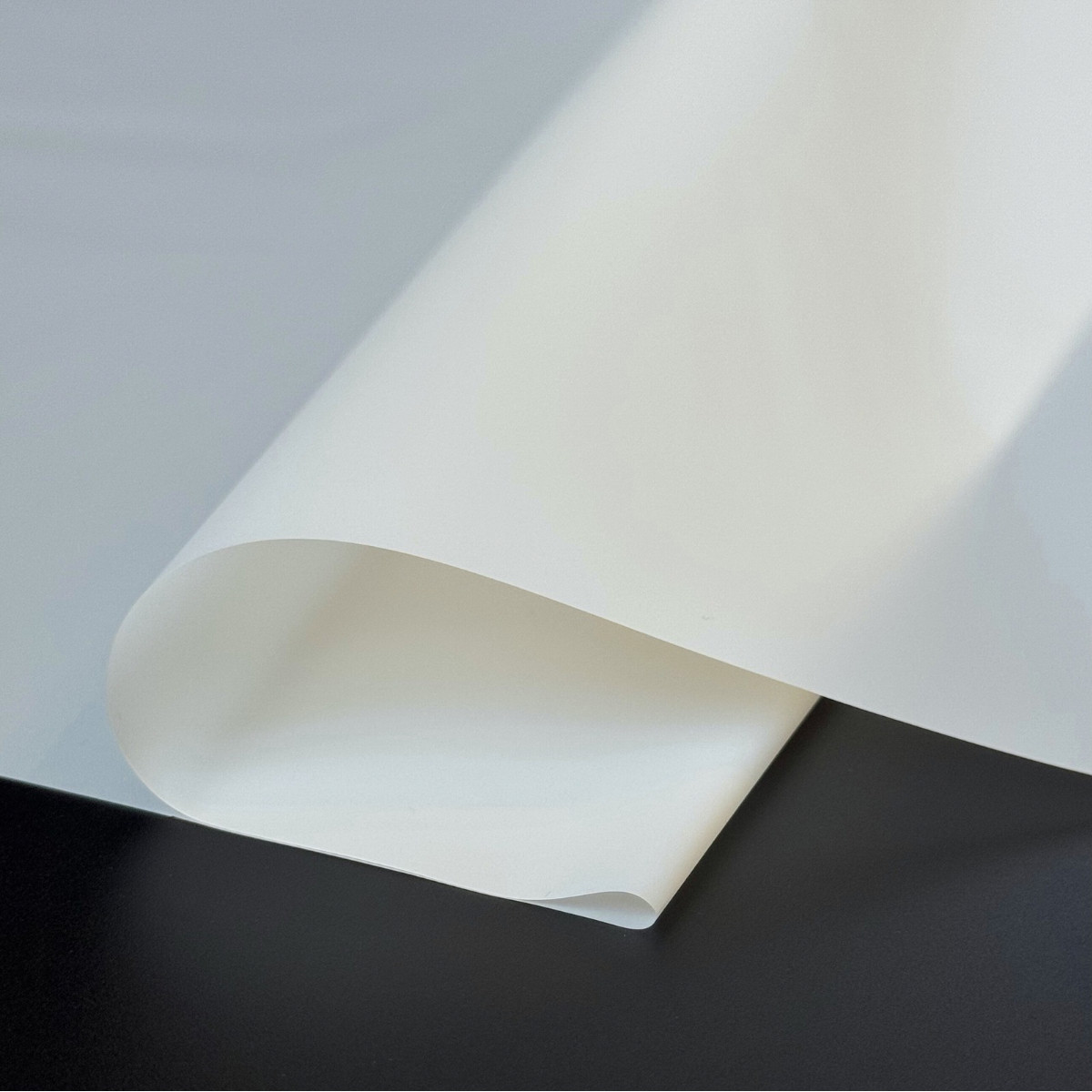 Флористична калька плівка для упаковки квітів, матова напівпрозора, 56х56 см, кремова (20 листів), фото 1