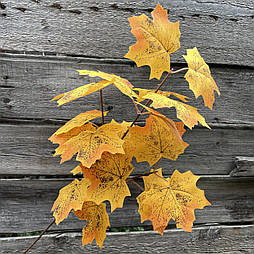 Штучна гілка листя клена 63 см