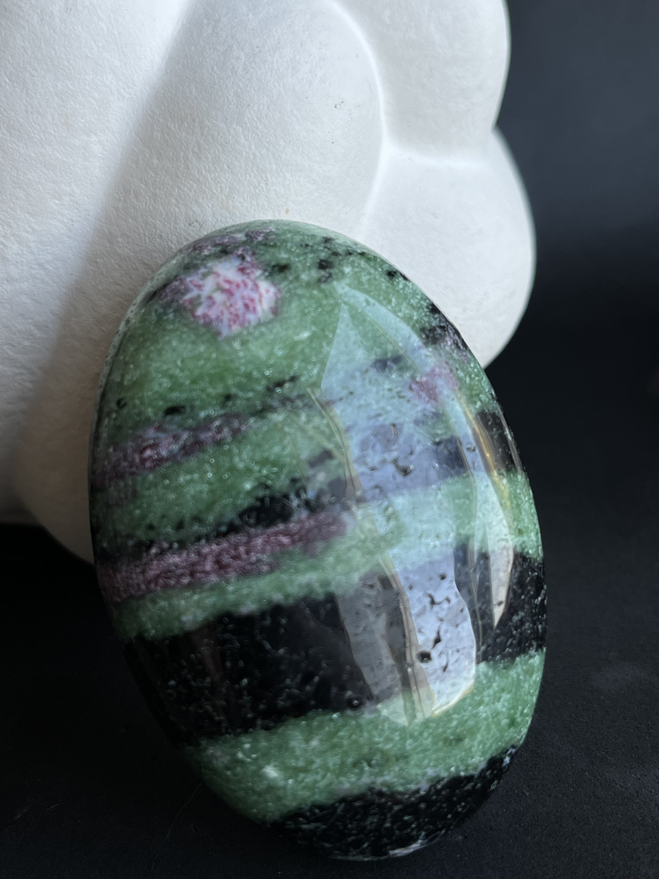 Рубін в цоїзиті натуральний овал камінь цоїзит рубін. 63*43*24 мм, фото 1