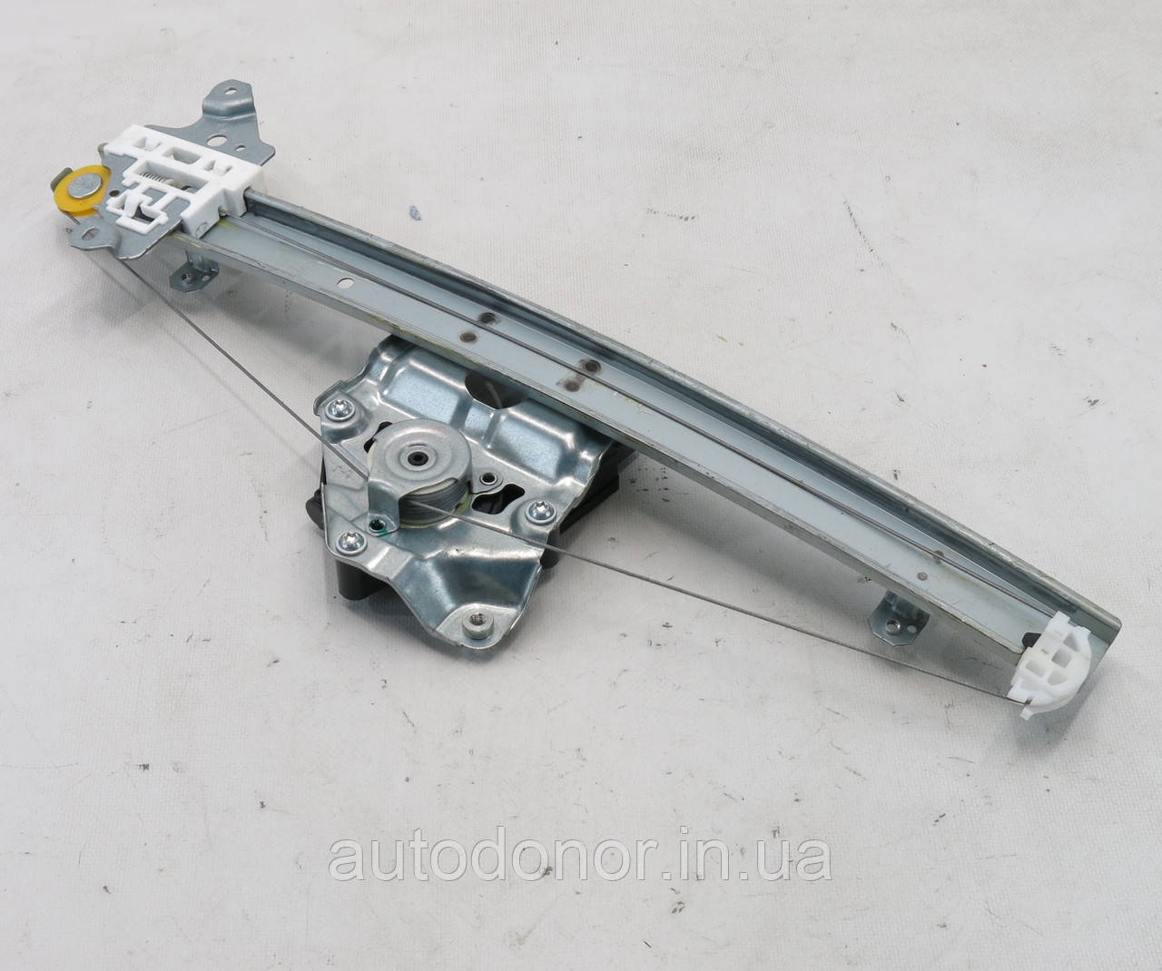 Склопідіймвач двері передньої правий Nissan Ariya (22-) 82720-5MP0B