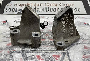 Кронштейн опори двигуна лівий/правий Mitsubishi Pajero Wagon 3 3.5 GDI 6G74 2000-2006 MD367195 MD367196