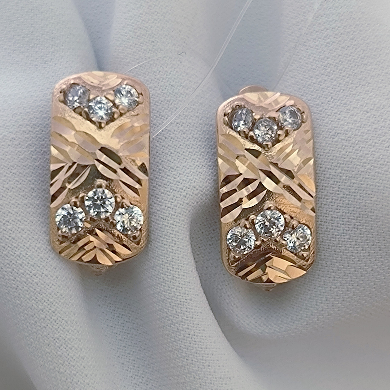 Золоті сережки на англійській застібці зі вставками цирконія