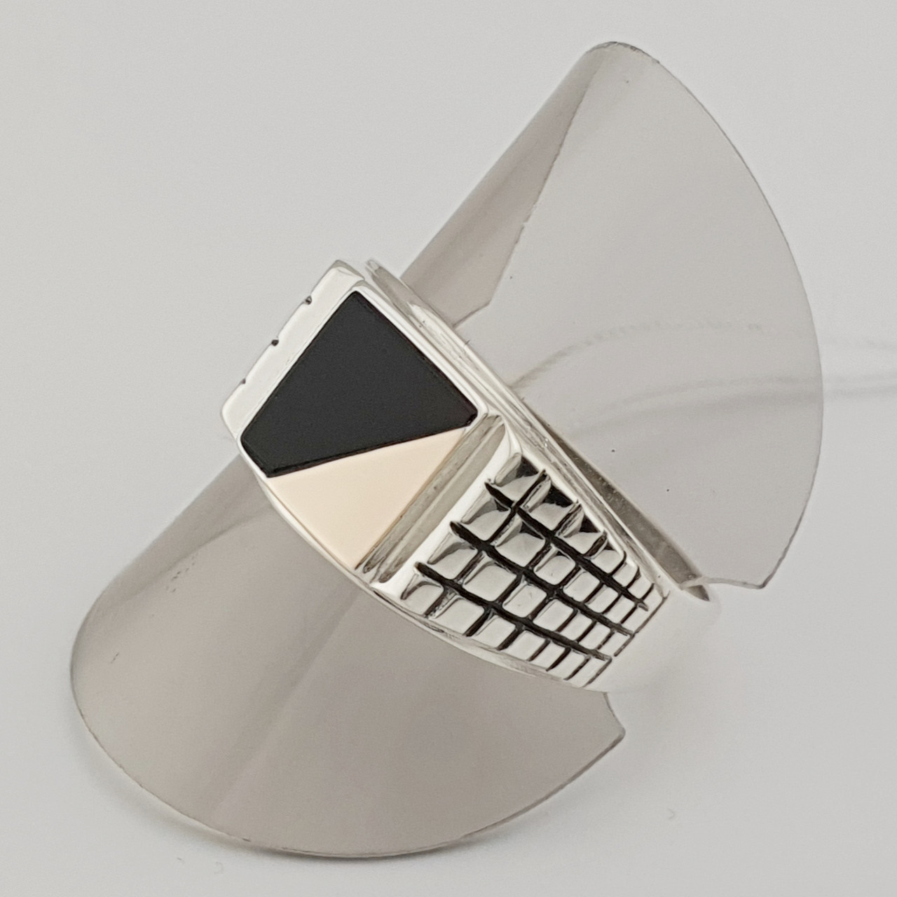 Чоловіче срібне кільце з золотом і оніксом 23 розмір, фото 1