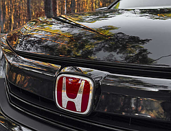 Емблема решітки радіатора Honda Accord, Civic 123мм*100мм червона