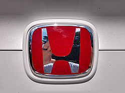 Емблема решітки радіатора та багажника Honda Accord CRV Civic 92мм*75мм червона