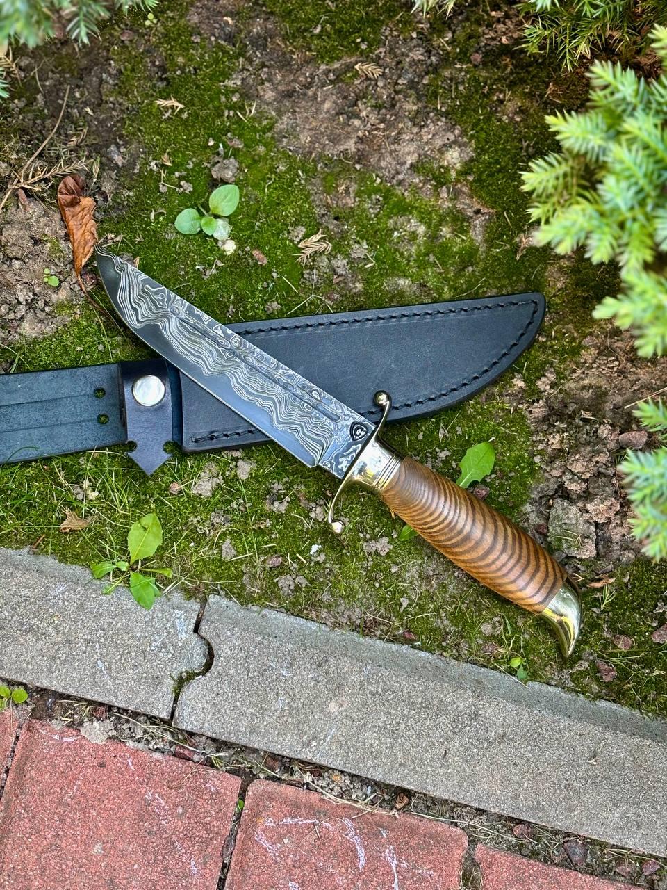 Бойовий ніж ручної роботи із ламінованої дамаської сталі «Фінка #6» зі шкіряними піхвами 60-61 HRC., фото 1