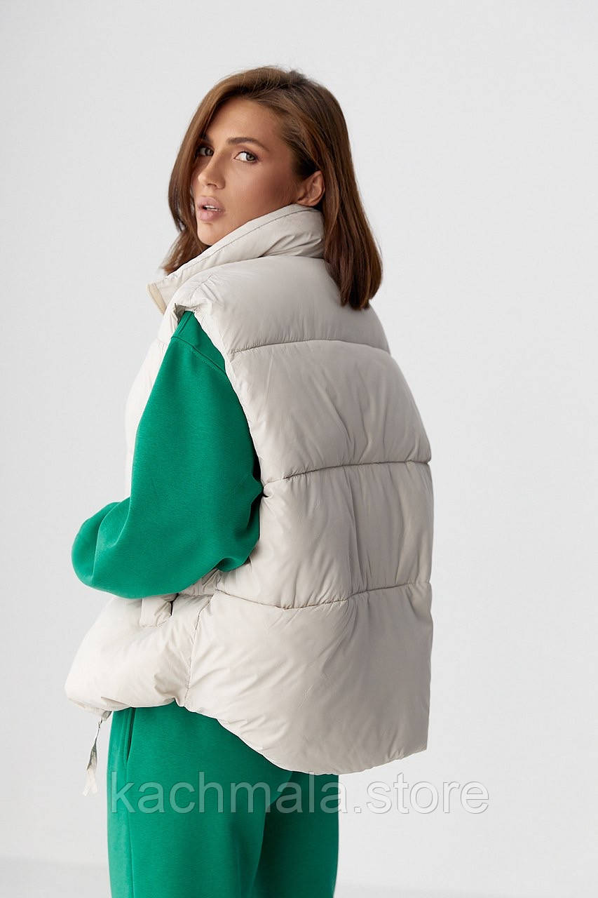 Жіноча бежева тепла подовжена жилетка, фото 1