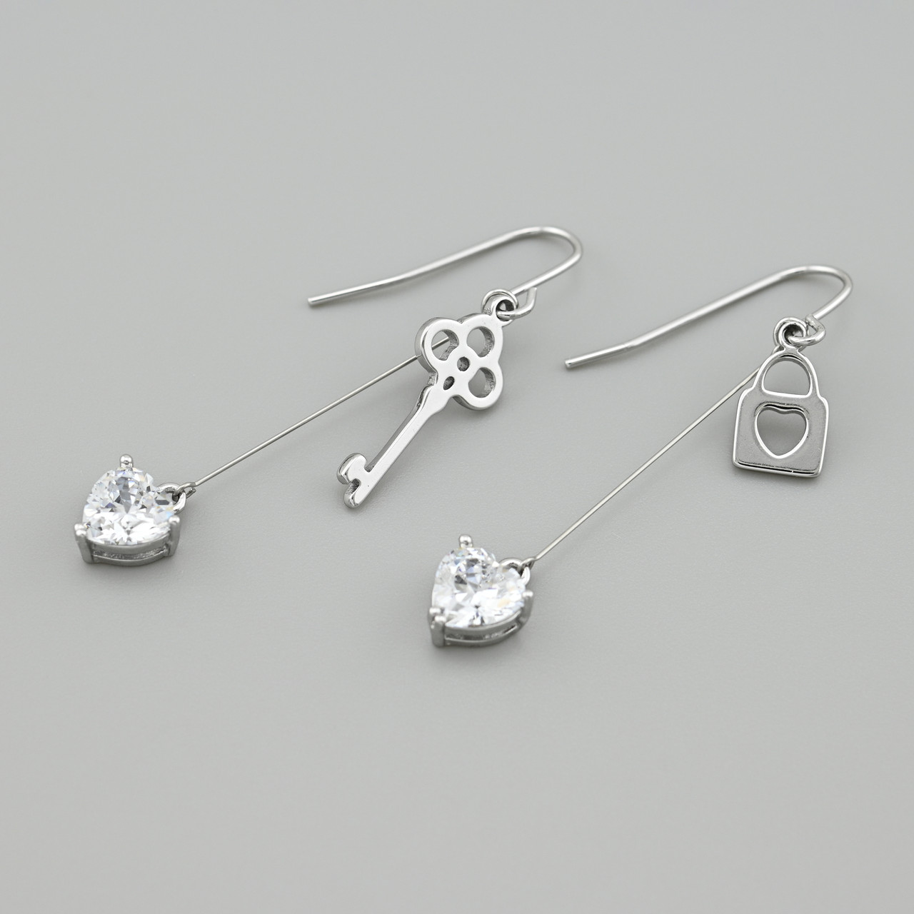 Сережки протяжки Ключ любові 55834 розмір 52х8 мм білі фіаніти вага 2.9 г позолота Біле Золото, фото 1