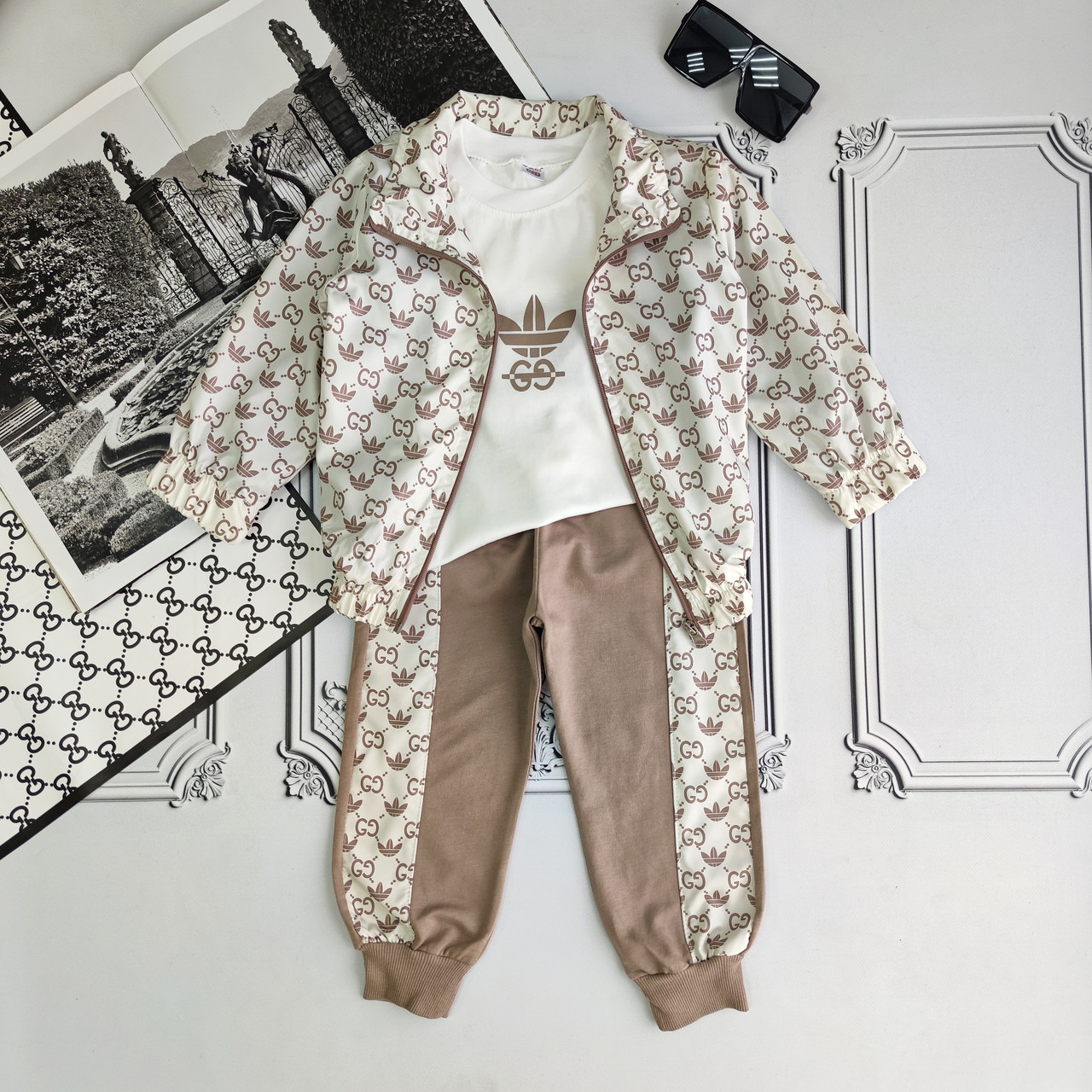 Дитячий бежевий костюм костюм трійка для хлопчика, комплект з вітровкою