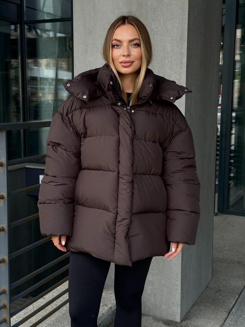 Гарний жіночий теплий оверсайз пуховик шоколадного кольору з капюшоном, фото 1