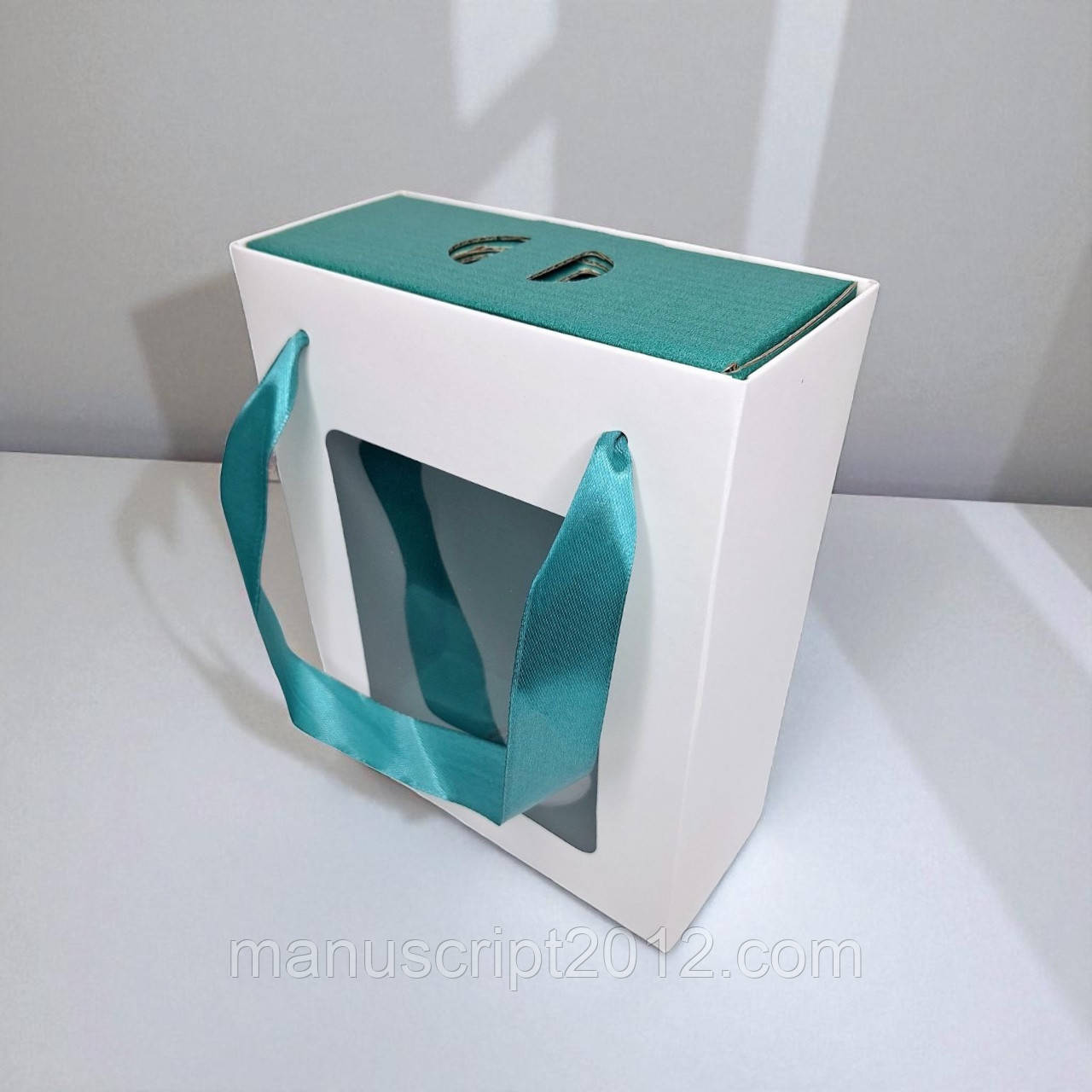 Коробка подарункова з пакетом (210х160х70мм.) біла з тіффані