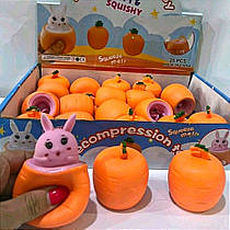 Антистрес іграшка "Морква із зайвою" вистрибує.