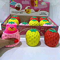 Антистрес іграшка "Ананас із ведмедиком" вистрибує.