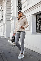 Стильна жіноча куртка на змійці з капішоном