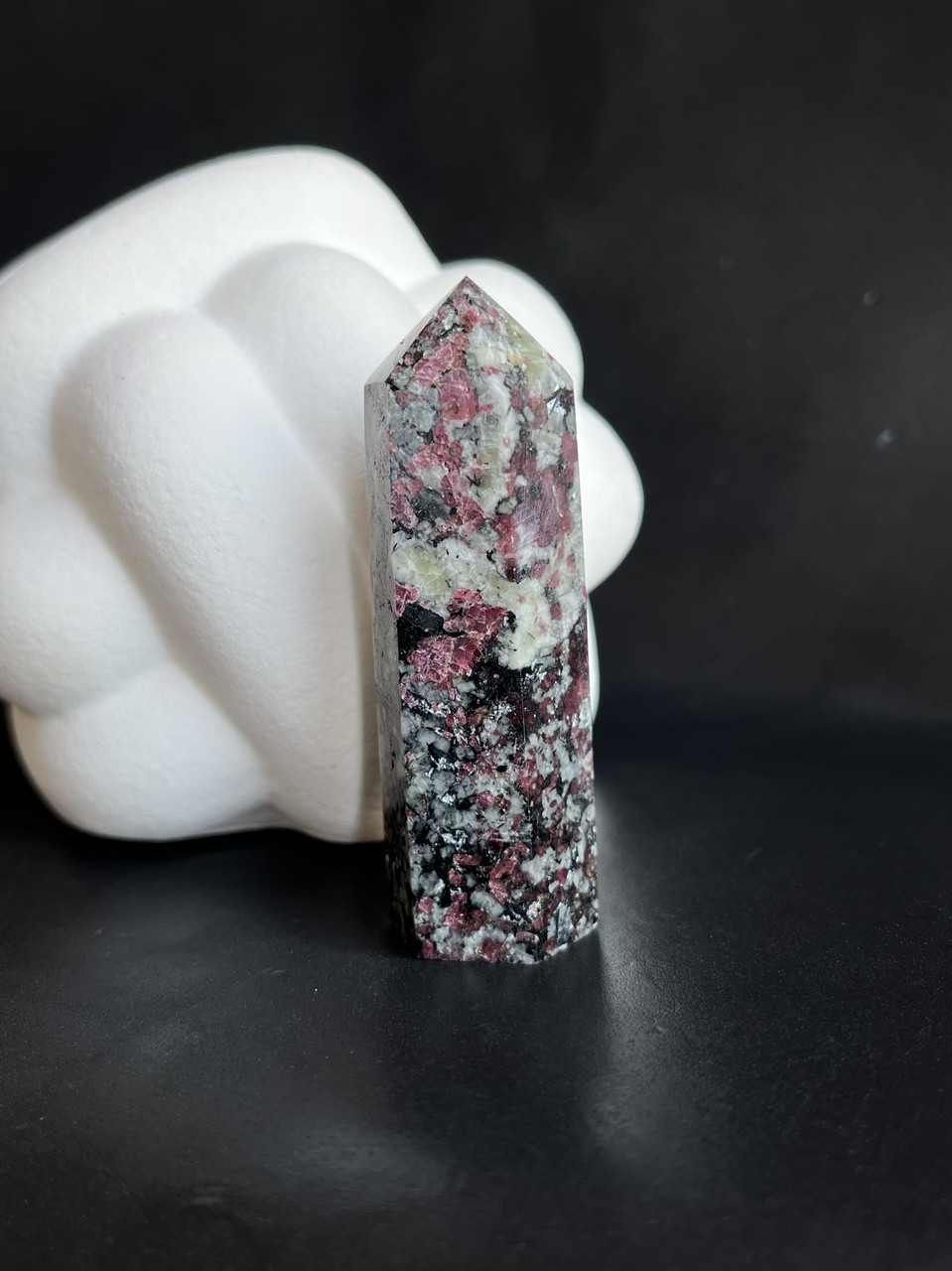 Евдіаліт натуральний мінерал камінь обеліск стела з евдіаліту., фото 1