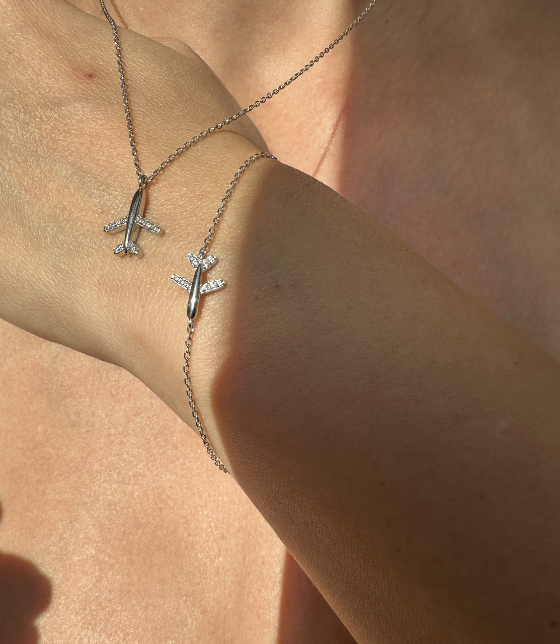 Комплект прикрас Літак з камінчиками, браслет+підвіска, набір для мандрівників, срібло 925 проби, фото 1