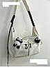 Велика місткість полотняна сумка-мессенджер біла з м'яким брелком ведмедика та кумедного ока, фото 2