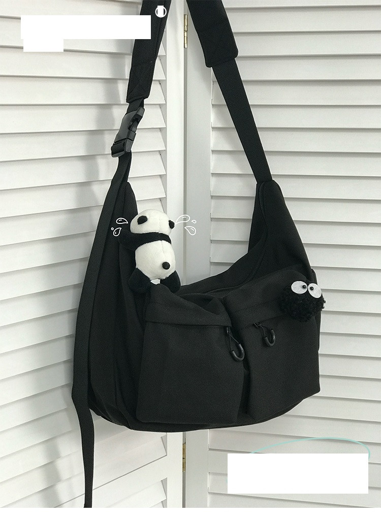 Велика місткість полотняна сумка-мессенджер чорна з м'яким брелком ведмедика та кумедного ока, фото 1