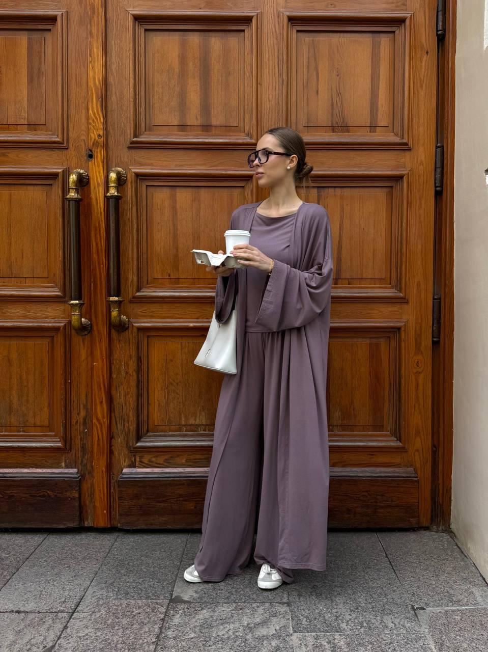 Жіночий зручний шоколадний костюм-трійка з щільної віскози: лонгслів, штани і кардиган в підлогу, фото 1