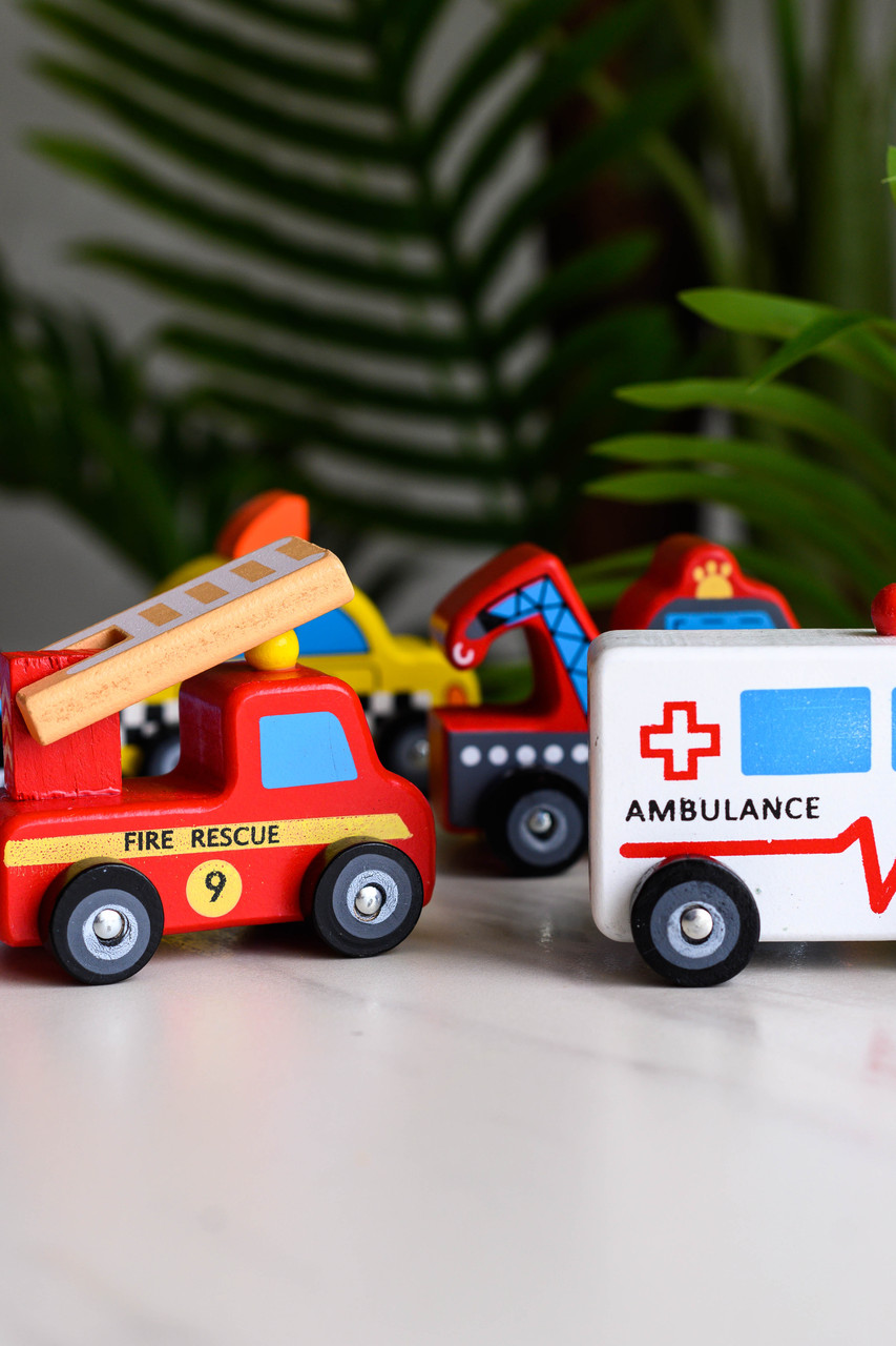 Дитячі дерев'яні машинки різні види