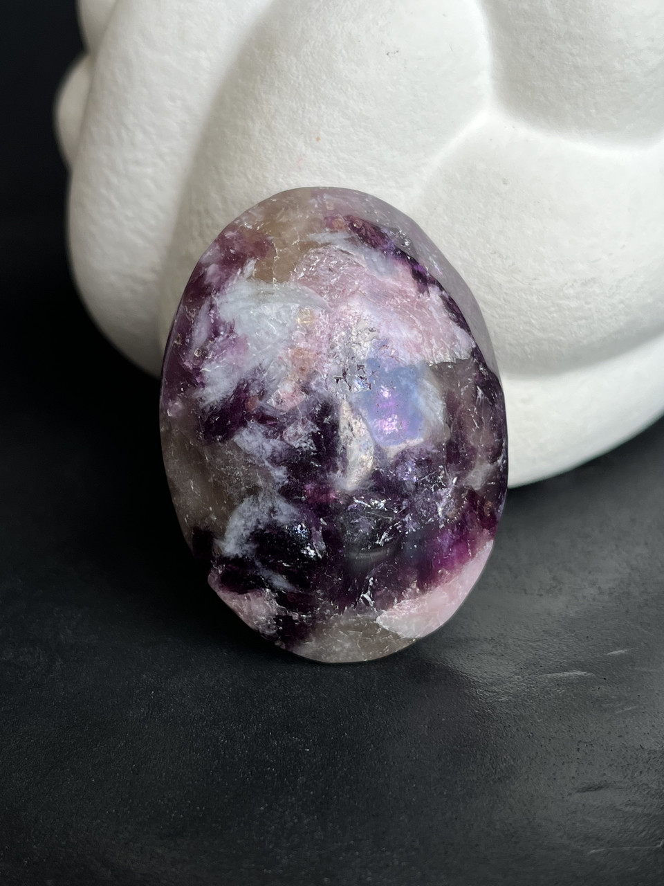 Лепідоліт натуральний камінь мінерал галтування з натурального лепідоліту 54*39,5*27 мм, фото 1